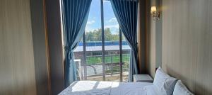 Ένα ή περισσότερα κρεβάτια σε δωμάτιο στο Home Coffee shop Tỷ Uyên