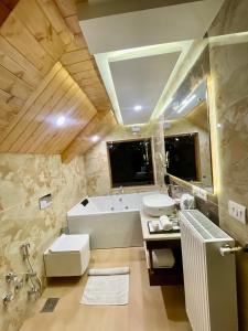 Ένα μπάνιο στο Hotel Village Walk +69 φωτογραφίες