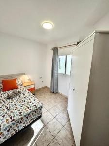 - une chambre avec un lit et une porte menant à une fenêtre dans l'établissement El Oasis de Gara, à San Isidro