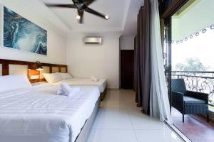 マラッカにあるLuxury Villa Hening Sari, Umbai Melaka - Smarthomeのベッド2台とバルコニー付きのホテルの部屋 +71枚の写真