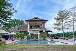 マラッカにあるLuxury Villa Hening Sari, Umbai Melaka - Smarthomeのプール付きの家