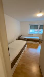 une petite chambre avec deux lits et une fenêtre dans l'établissement Monteurzimmer & Monteurwohnung Reichenbach an der Fils, à Reichenbach an der Fils