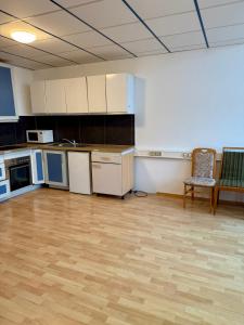 une pièce vide avec une cuisine et une chaise dans l'établissement Monteurzimmer & Monteurwohnung Reichenbach an der Fils, à Reichenbach an der Fils 12 autres photos