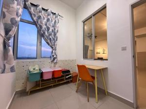 une pièce avec une table, une chaise et une fenêtre dans l'établissement New Cozy Comfort StayWithStyle Centra Residences at Dato ONN 3 BR 4 Bath Spacious, à Johor Bahru