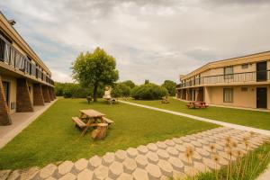 un parque con mesa de picnic frente a un edificio en Motel St-Eustache, en Saint-Eustache