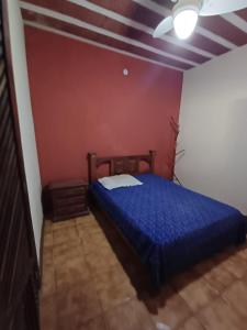 a bedroom with a blue bed and a ceiling at Sítio dos Leões em Guapimirim cercado de Lazer e Natureza in Guapimirim