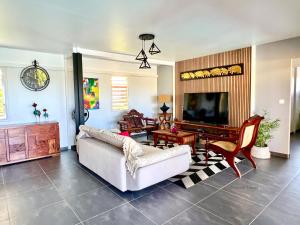 TV a/nebo společenská místnost v ubytování Villa Anj'any DESHAIES - 400 m à pied de la plage de Grande Anse