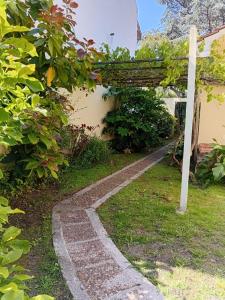 un jardin avec une allée en pierre à côté d'un bâtiment dans l'établissement Tu Alojamiento en Mar del Plata, à Mar del Plata