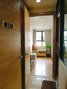porta aperta su un corridoio con soggiorno di Guesthouse Bangkok BM B&B a Bangkok