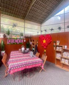 Η βιβλιοθήκη του ξενοδοχείου