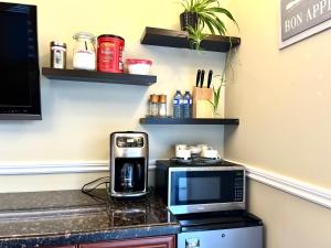 Η κουζίνα ή μικρή κουζίνα στο Barker House 3# Suite-heart of oldtown