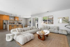 Η κουζίνα ή μικρή κουζίνα στο Aria by The CoHost Company