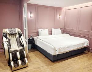 Giường trong phòng chung tại Dongdaemun Signature Tourist Hotel