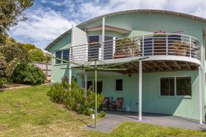 霍巴特Isle of Views 2km to MONA的绿色房子的顶部设有阳台