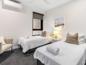 Postel nebo postele na pokoji v ubytování Avalon Resort Maroochydore