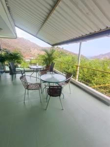 圣玛尔塔Casa Finca Mauka的阳台上设有桌椅的露台