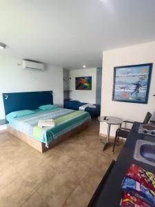 圣玛尔塔Casa Finca Mauka的一间卧室，里面有一张大床和一张桌子。 更多7张照片