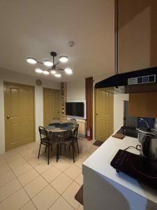 TV a/nebo společenská místnost v ubytování KozySpace