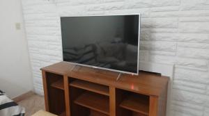 Chalet en Miramar, para 5 personas في ميرامار: تلفزيون بشاشة مسطحة جالس على منصة خشبية