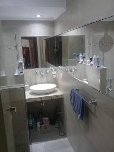 Chalet en Miramar, para 5 personas في ميرامار: حمام مزود بحوض ومِرآة