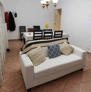 Chalet en Miramar, para 5 personas في ميرامار: أريكة عليها وسائد في غرفة المعيشة