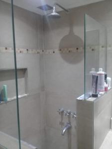 Chalet en Miramar, para 5 personas في ميرامار: حمام مع دش وباب زجاجي +6 صور