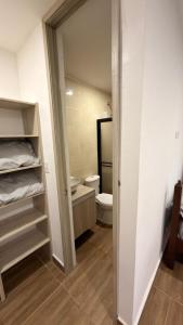 un bagno con un water e un lavandino di Finca Hotel Bello Horizonte a Montenegro