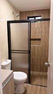 e bagno con servizi igienici e porta doccia in vetro. di Finca Hotel Bello Horizonte a Montenegro