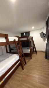 Camera con 3 letti a castello in dormitorio di Finca Hotel Bello Horizonte a Montenegro