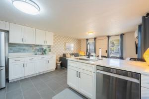 Nhà bếp/bếp nhỏ tại Beachside Bliss -Unit 1 - Walk to Ocean & Restaurants