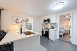 Nhà bếp/bếp nhỏ tại Beachside Bliss -Unit 1 - Walk to Ocean & Restaurants