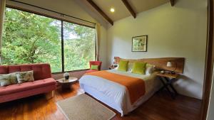 Monteverde Casa Mia, near main attractions and town! في مونتيفيردي كوستاريكا: غرفة نوم بها سرير ونافذة كبيرة