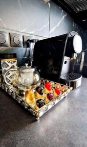 un plateau de pâtisseries sur un comptoir à côté d'un batteur électrique dans l'établissement 2-room apartment with breathtaking views of Lake Geneva, à Lugrin