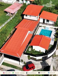 una vista sul tetto di una casa con tetti rossi di Finca Hotel Bello Horizonte a Montenegro