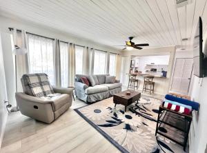 Χώρος καθιστικού στο Sunlit Sands Destin Condo