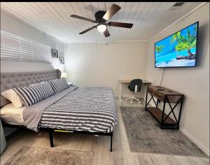 Ένα ή περισσότερα κρεβάτια σε δωμάτιο στο Sunlit Sands Destin Condo +15 φωτογραφίες