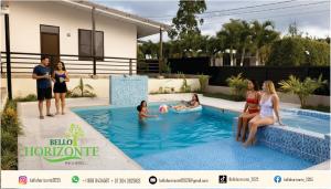 un gruppo di persone in una piscina di Finca Hotel Bello Horizonte a Montenegro Altre 8 foto