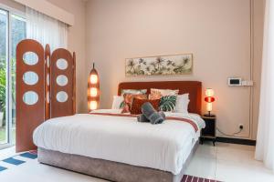 Postel nebo postele na pokoji v ubytování Flame of the Forest Retreat 38Pax 8R7B Pool Villa Kuala Lumpur