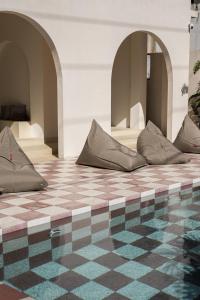 una habitación con suelo ajedrezado y dos arcos en Teddies, en Ahangama