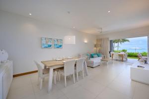 Χώρος καθιστικού στο Coin de Mire Seafront Retreat right on the beach