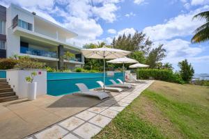 Πισίνα στο ή κοντά στο Coin de Mire Seafront Retreat right on the beach