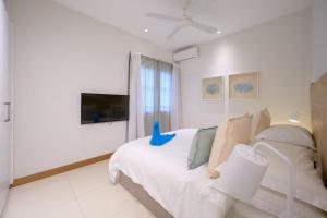 Ένα ή περισσότερα κρεβάτια σε δωμάτιο στο Coin de Mire Seafront Retreat right on the beach +36 φωτογραφίες