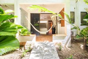 una casa con un espejo grande en la parte delantera en Toro by Dreamcatcher, en Santa Teresa Beach