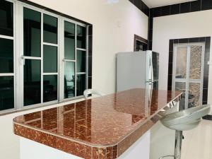 Kuchyň nebo kuchyňský kout v ubytování Taiping Nest Homestay 3BR, 7Pax, WiFi, Private Parking, Comfy