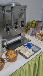 eine Küchentheke mit Speisen auf der Theke in der Unterkunft Hotel Brivanna in Campo Grande + 26 Fotos