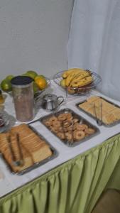 ein Tisch mit Keksen und anderen Lebensmitteln darauf in der Unterkunft Hotel Brivanna in Campo Grande