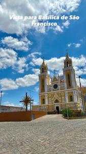 un gran edificio con dos torres encima en apartamento Completo Localização Excelente Centro, en Canindé