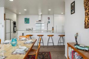 Кухня или мини-кухня в Soul Haven - Lakefront with Spa Kayaks & Stunning Views
