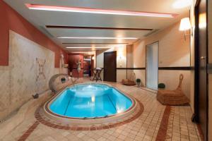 Swimming pool sa o malapit sa Hôtel Europe and Spa