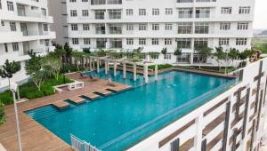 - une vue sur la piscine en face d'un bâtiment dans l'établissement New Cozy Comfort StayWithStyle Centra Residences at Dato ONN 3 BR 4 Bath Spacious, à Johor Bahru